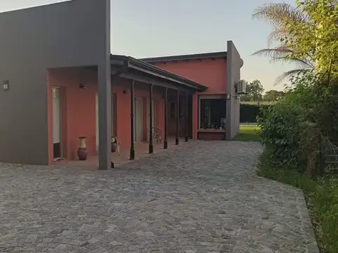 Casa en Venta con 4 cocheras