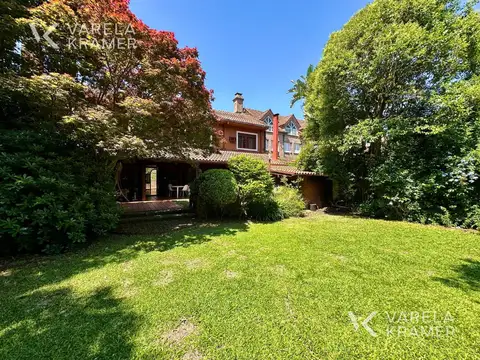 Casa 8 ambientes con 6 baños