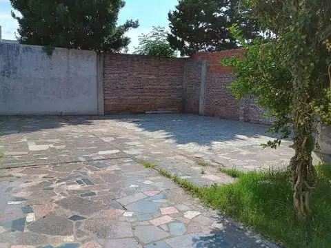 Casa y Depto.- Lote 430 m2. a 50 mts.  Avda Juan M.  Rosas