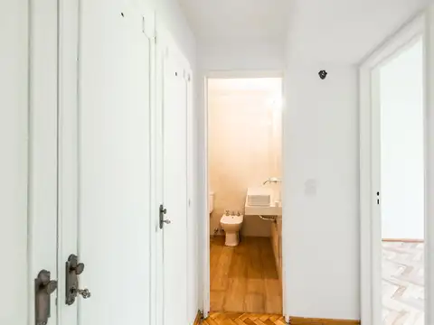 Departamento de tres ambientes. Frente con balcón. Recoleta