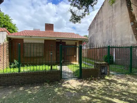 CHALET TRES AMBIENTES CON GARAJE Y PARQUE