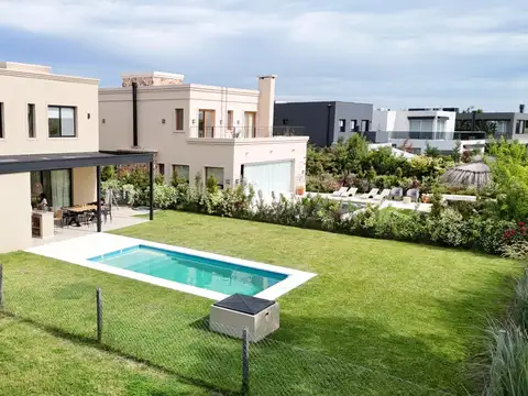 Casa en Alquiler con 2 cocheras