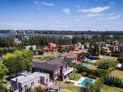 Av De Los Lagos 1670