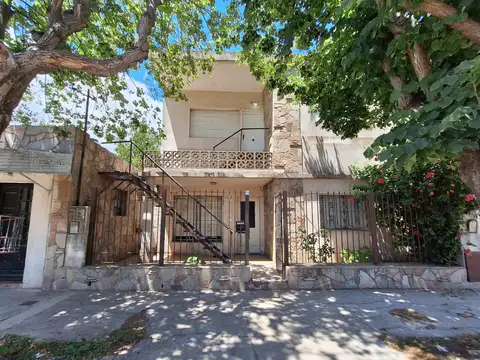 CASA MULTIFAMILIAR de 2 plantas independientes, 4 Dorm, Patio, Jardín, Garage, Galpón, Pileta chica.