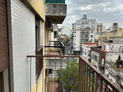 DEPARTAMENTO A  REFACCIONAR  AL FRENTE CON BALCON EN MUY BUENA UBICACION