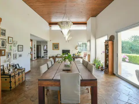 Casa 8 ambientes con 4 baños