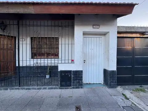 Departamento tipo casa amplio 2 ambientes con 2 patios   en venta    Villa Constructora