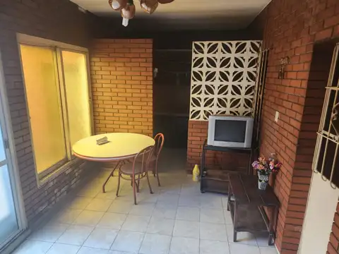 CASA 3 AMBIENTES 218 MTS 2 APROX. PATIO VIDRIADO ,FONDO CON PILETA Y GARAGE PASANTE , PALOMAR 