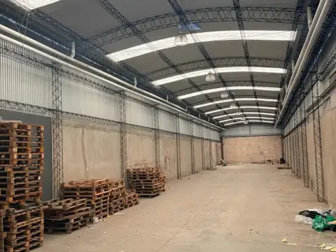 ALQUILER – IMPORTANTE GALPÓN / DEPÓSITO – CASEROS