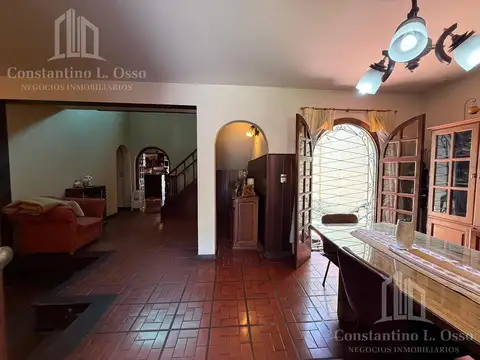 Casa con jardin y pileta - Remedios de Escalada centro - Venta