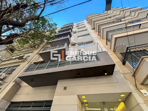 VENTA SEMIPISO 2 AMBIENTES FRENTE CON COCHERA CUBIERTA