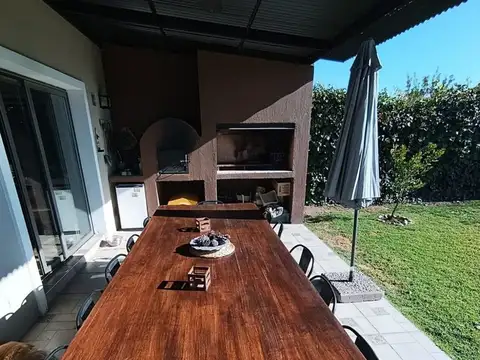 Casa 5 ambientes con 3 baños