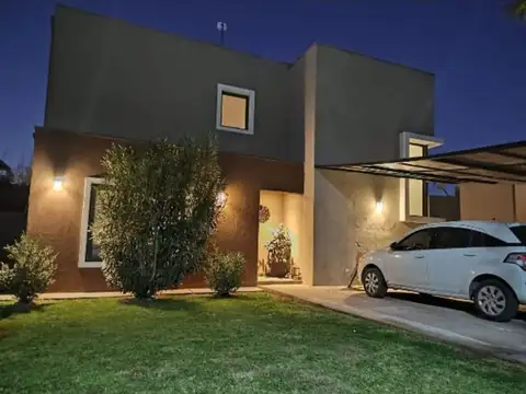 REMAX VENDE CASA EN B.° PRIV. LAR DE VIEYTES 1