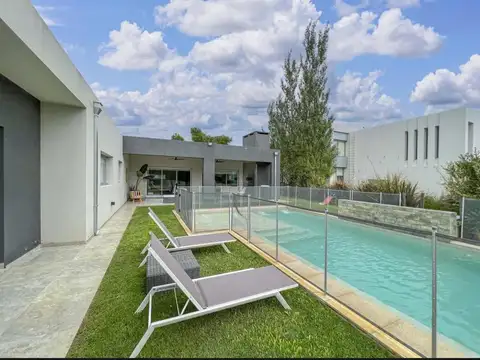 KENTUCKY VENTA DE CASA 4 DORMITORIOS EN FUNES - ROSARIO