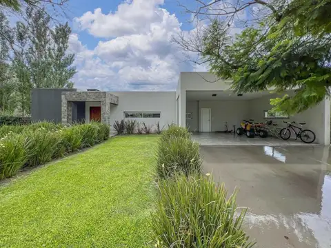 Casa en Venta con 2 cocheras