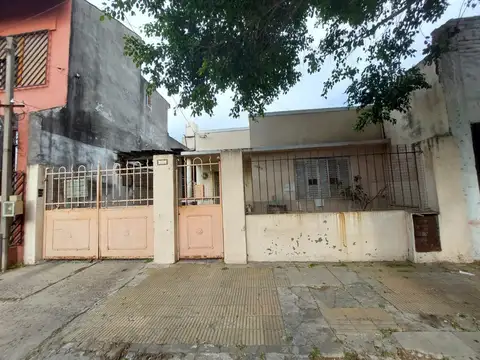 CASA 3 AMBIENTES CON COCHERA - A RECICLAR - PATIO - FONDO LIBRE - EXCELENTE UBICACION - ZONIFIC. Ec