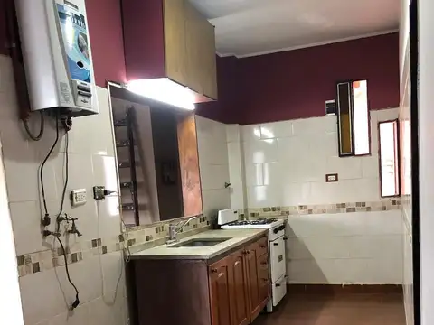 EXCELENTE CASA MULTIFAMILIAR DE 5 AMBIENTES CON COCHERA.-