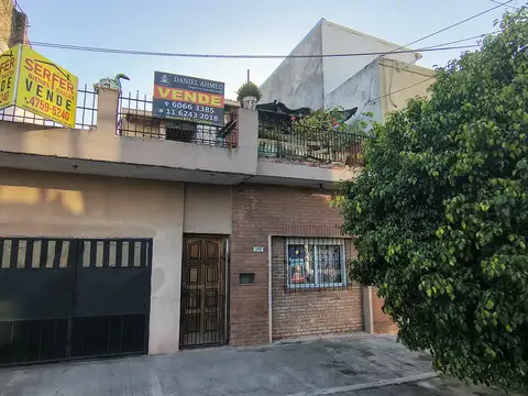 EXCELENTE CASA MULTIFAMILIAR DE 5 AMBIENTES CON COCHERA.-