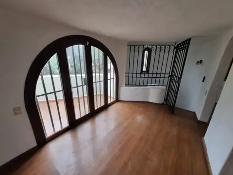 Casa 7 ambientes con 2 baños