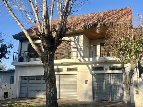 Casa de 6 ambientes con dos locales y gran fondo - Venta Directa 