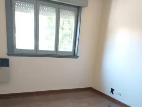 Excelente PH 2 ambientes con entrada independiente reciclado a nuevo, patio. Exc ubicación.