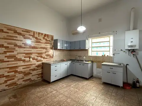 ALQUILER - CASA DOS DORMITORIOS - SERVICIOS - RAF.