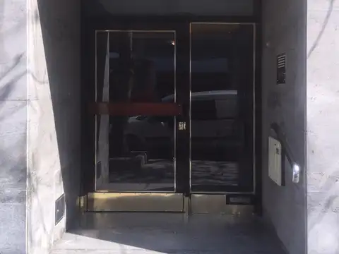 EXCELENTE Y AMPLISIMO 2 AMB. AL FRENTE C/ BALCON SUPER GRANDE Y LUMINOSO A 1 CUADRA DE AV. CÓRDOBA