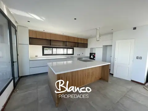 Casa 4 ambientes con 3 baños