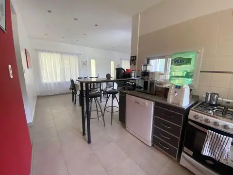 Casa 4 ambientes con 2 baños