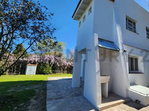 Casa en alquiler Gonnet 3 dormitorios parque entre caminos