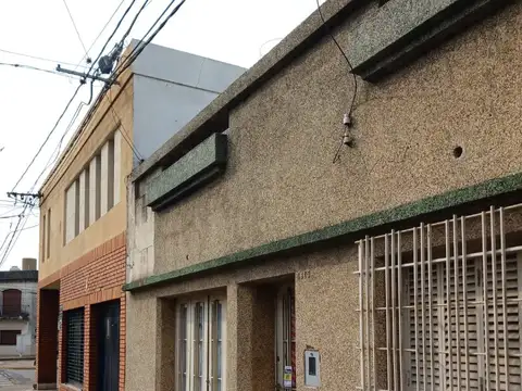 Sarmiento y Bv. Segui - casa de dos dormitorios