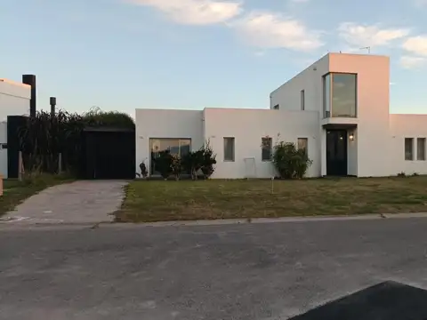 Hermosa casa en venta a la laguna area 10 San Sebastian