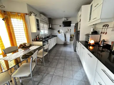 Casa 8 ambientes con 3 baños