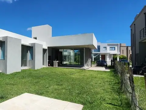 Casa en Venta con 3 cocheras