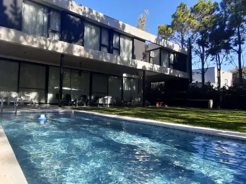 Casa en Alquiler con 3 cocheras