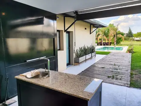 Casa 6 ambientes con 4 baños