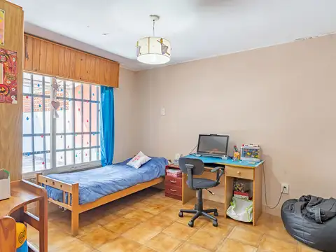 CASA EN VENTA 4 DORMITORIOS CON COCHERA Y PATIO