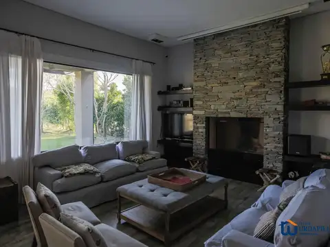 Casa en venta con vista al parque central en Las Liebres