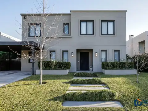 Casa en venta con vista al parque central en Las Liebres