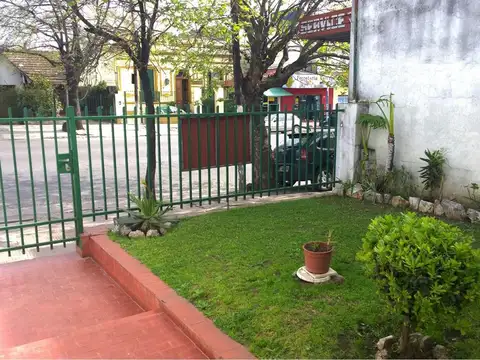 Casa 6 ambientes con 2 baños