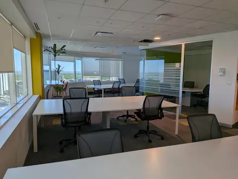 Oficina en Alquiler con 16 cocheras