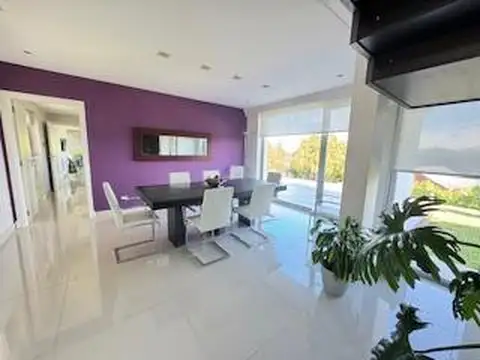 Impresionante casa, ubicada a metros del Lago Nahuel Huapi, es ideal para combinar naturaleza y lujo