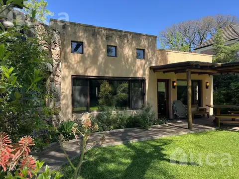 ALQ ANUAL y VENTA | Refinada CASA Moderna c/Bello Jardin | B.Priv Villa Bertha al 1100