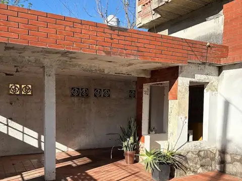 CASA CON GRAN LOTE, PILETA Y QUINCHO EN SAN MIGUEL