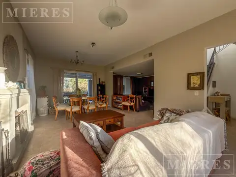 Casa en Alquiler con 1 cochera