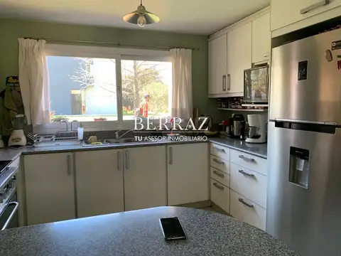 Casa en Alquiler con 2 cocheras