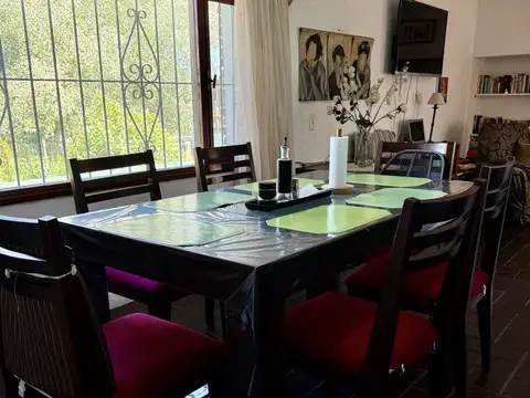 Casa de 4 dormitorios muy amplia, apta múltiples destinos.