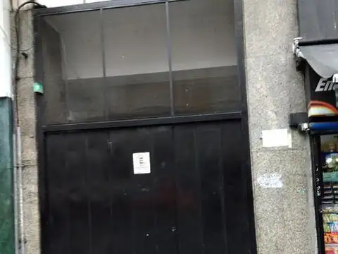 Excelente Oportunidad, Cochera en Corrientes al 800