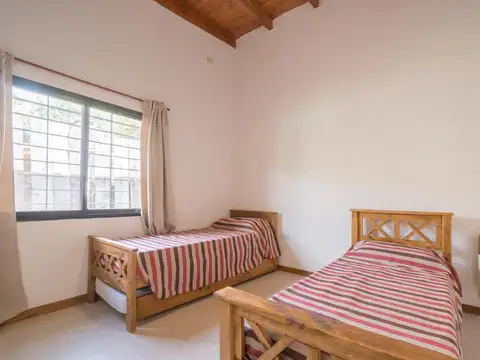 Casa 4 ambientes con 2 baños