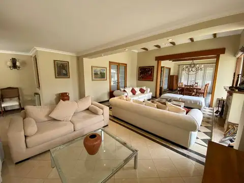 Casa en Venta con 4 cocheras